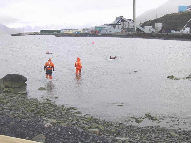 Sicherheitskurs im Hafen von Longyearbyen